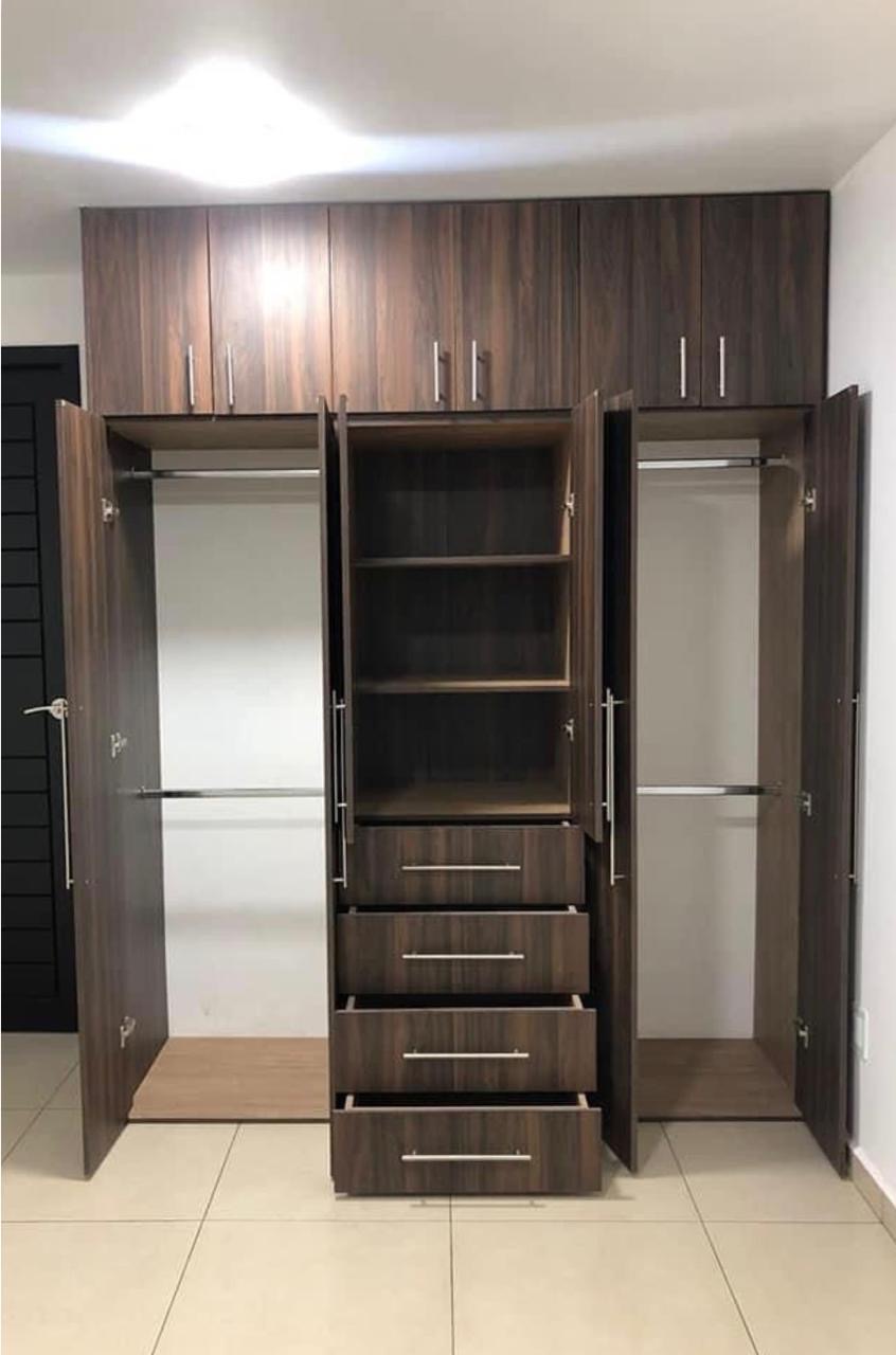 Clóset de madera con puertas y cajones