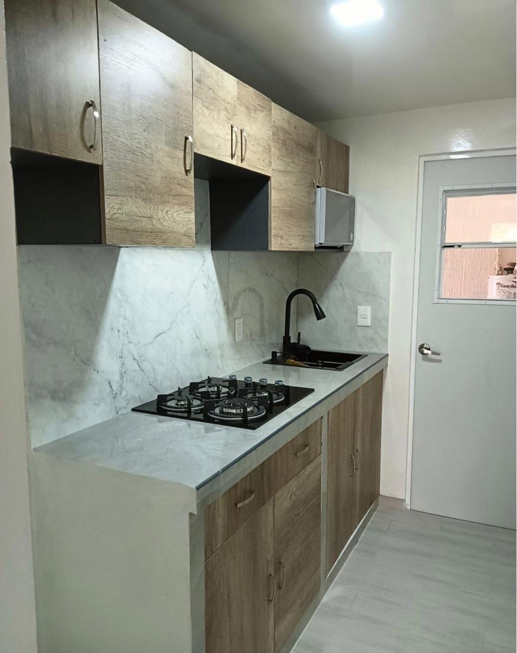 Cocina compacta con acabado tipo madera