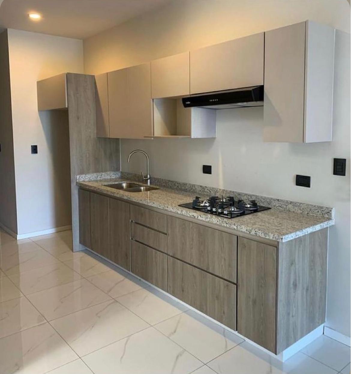 Cocina moderna fabricada a la medida en madera y melamina