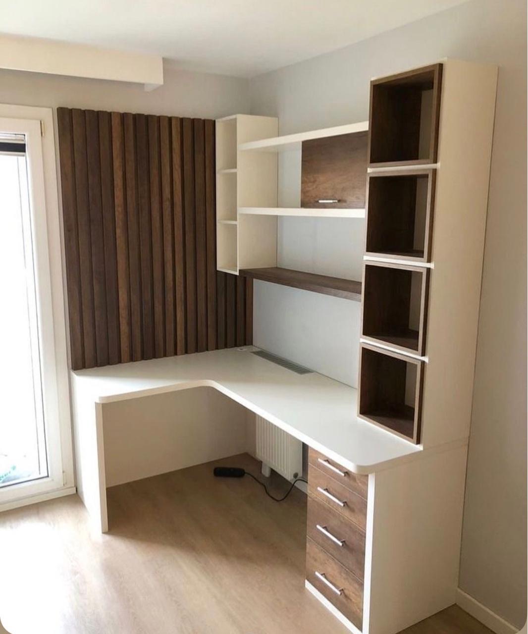 Escritorio esquinero blanco con detalles en madera