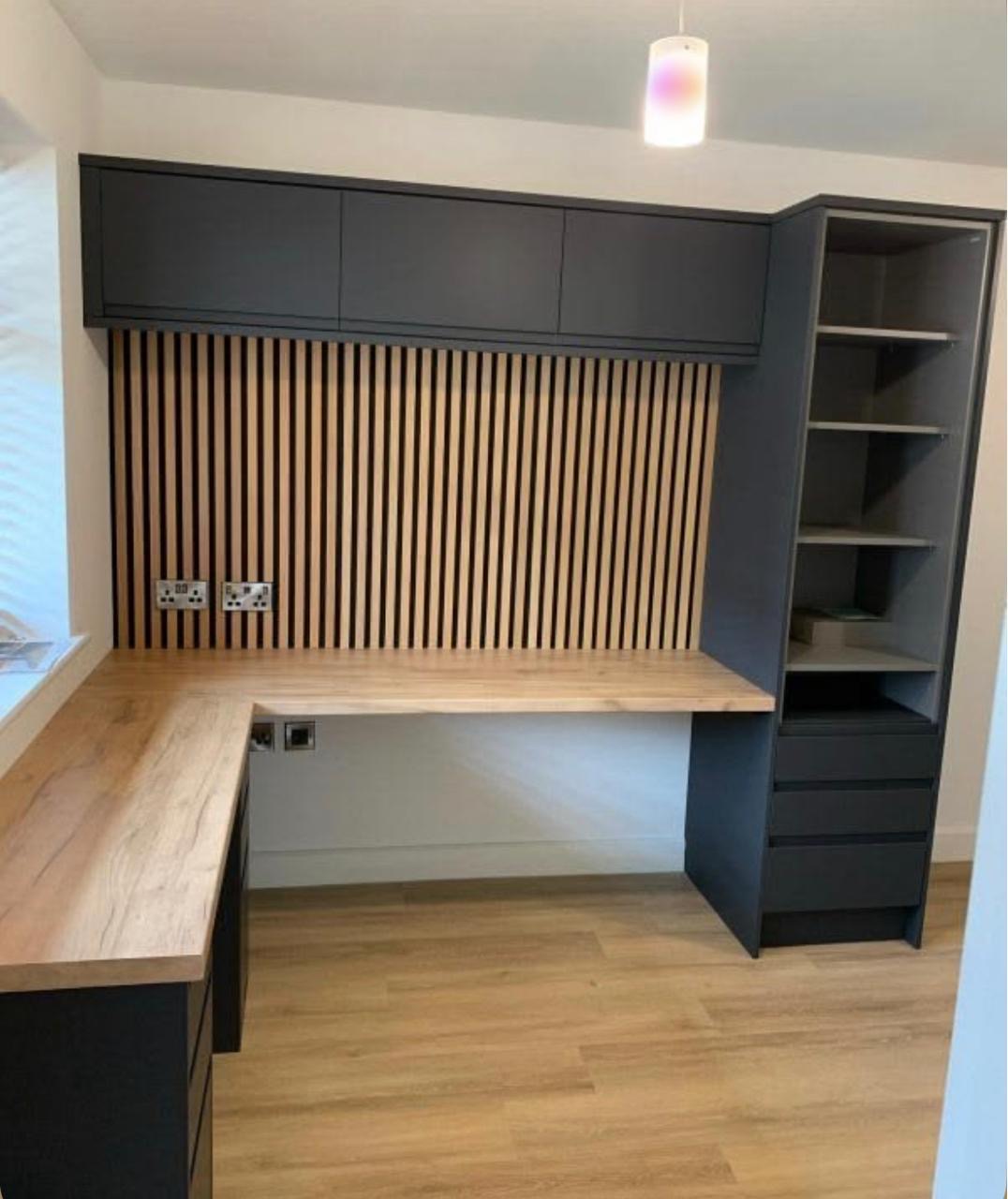 Escritorio negro y madera con panel ranurado
