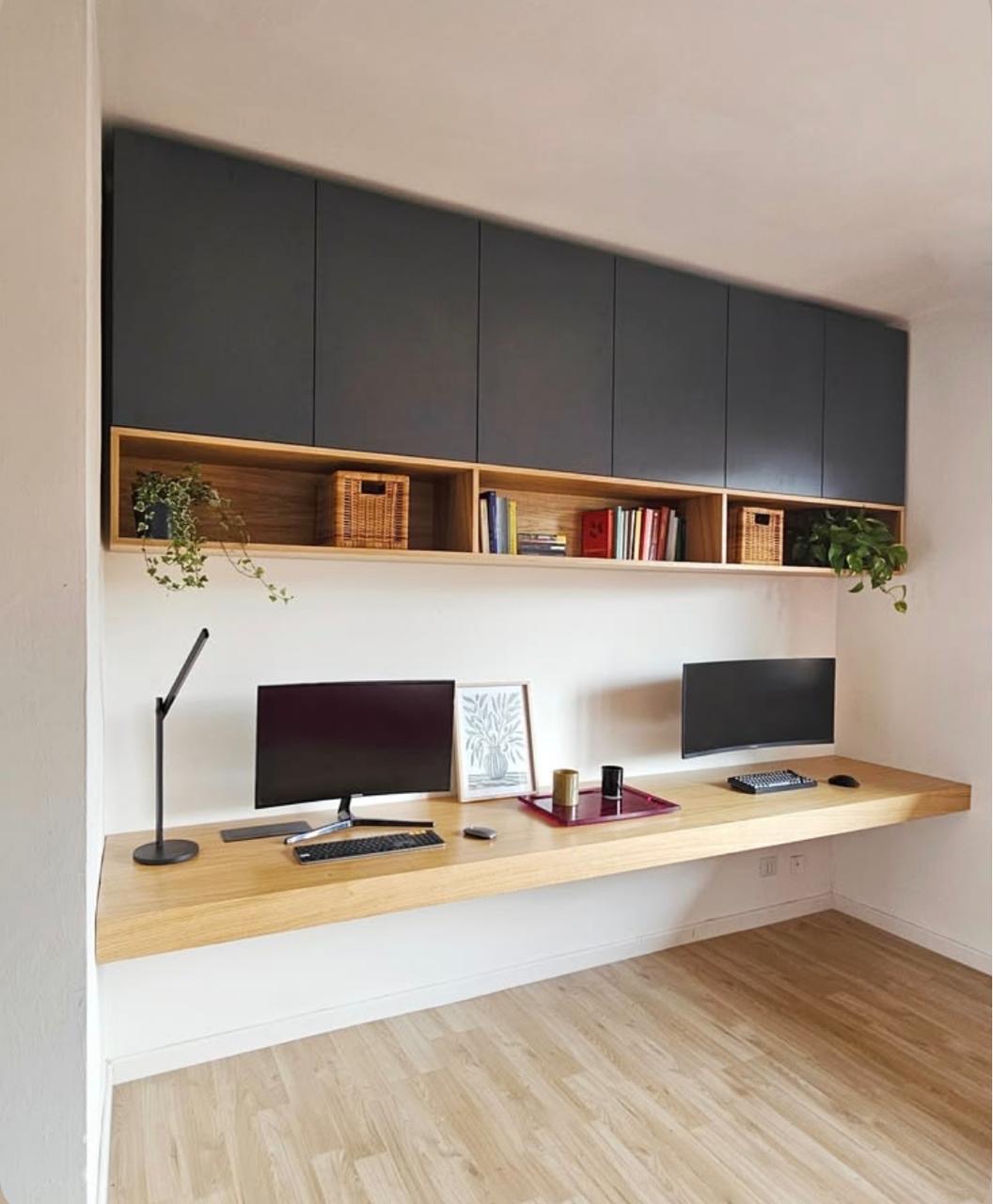Escritorio doble de madera con gabinetes superiores