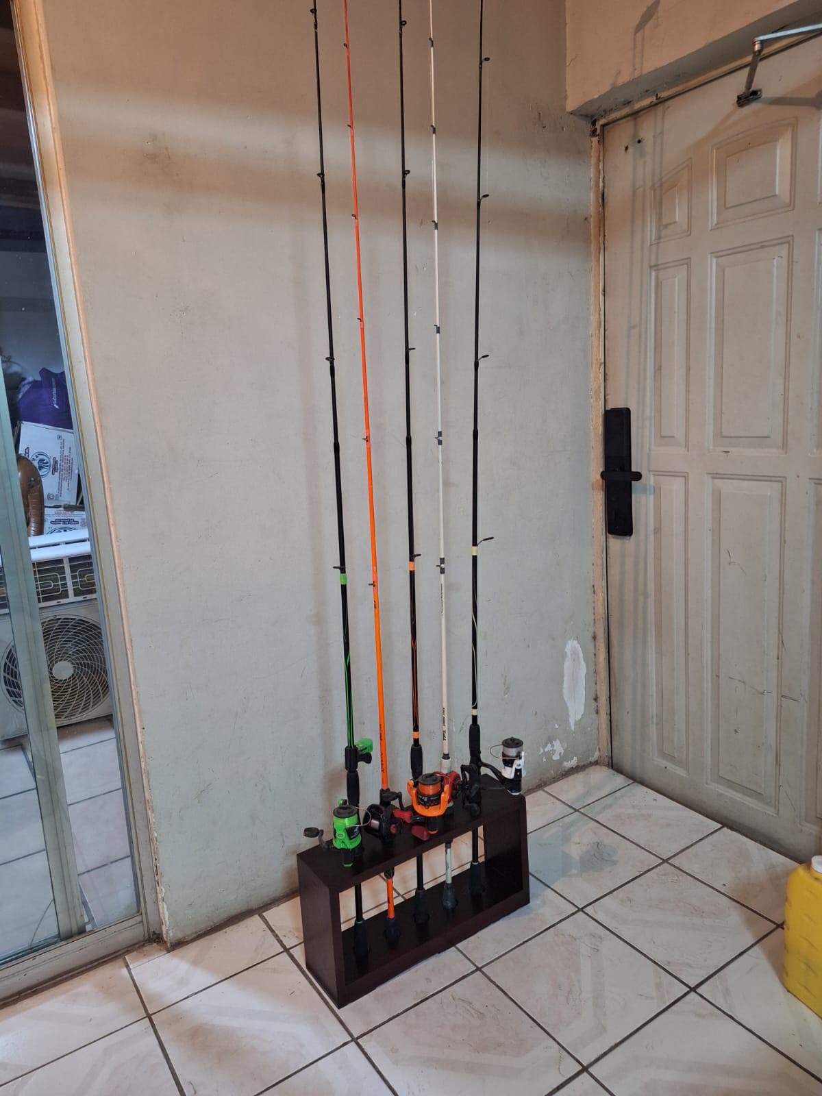 Organizador de madera para cañas de pescar