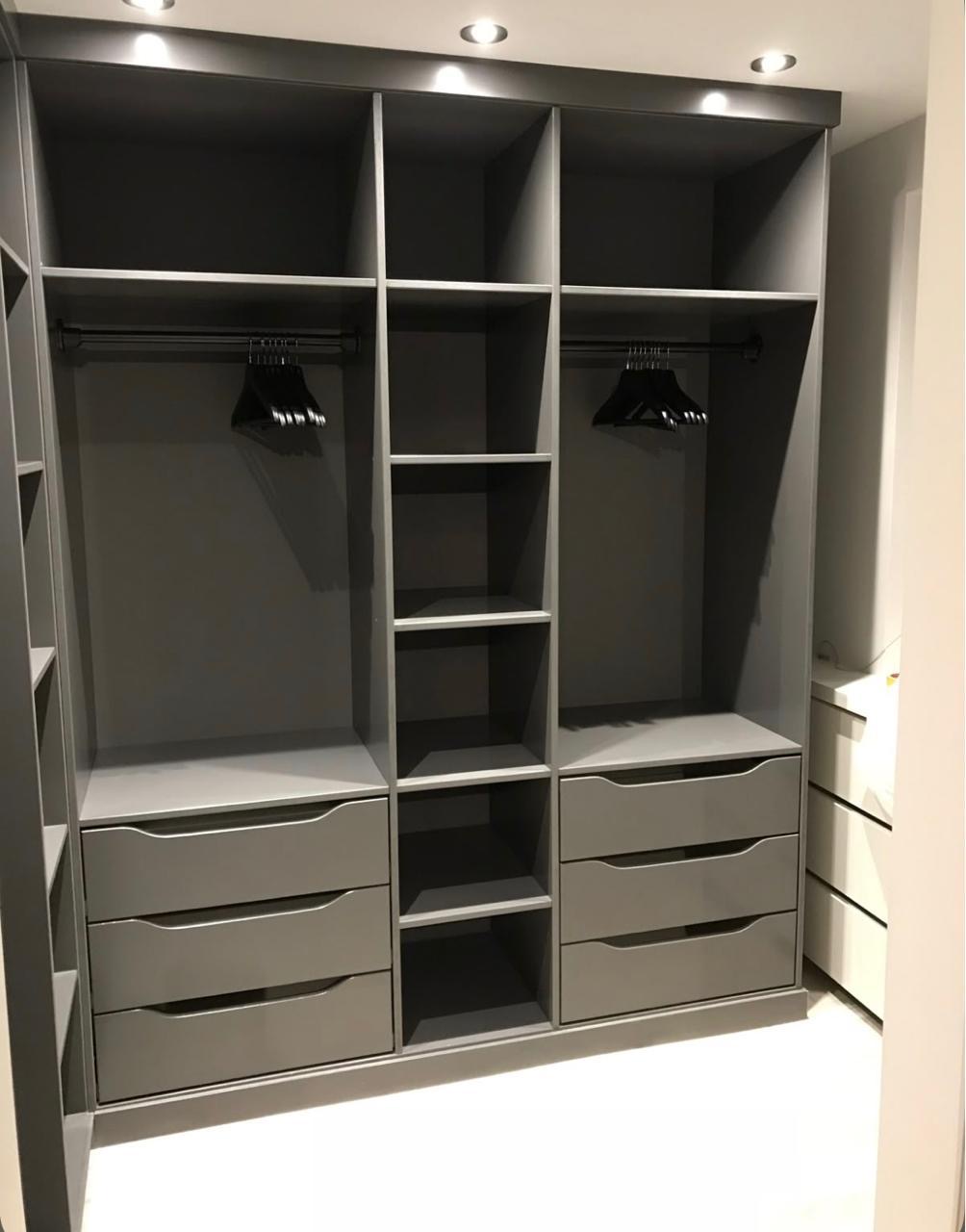 Vestidor abierto con cajoneras grises